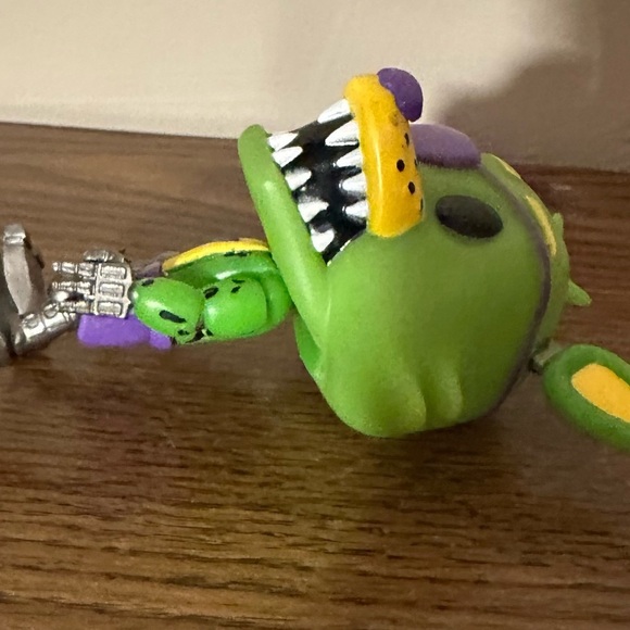 Funko Pop! Five Nights and Freddy's Blacklight Foxy Exclusive Vinyl Figure - Picture 9 of 10